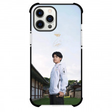 T1 Gumayusi Phone Case For iPhone Samsung Galaxy Pixel OnePlus Vivo Xiaomi Asus Sony Motorola Nokia - Gumayusi Standing Portrait Traditional House Background