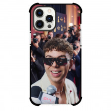Quevedo Phone Case For iPhone Samsung Galaxy Pixel OnePlus Vivo Xiaomi Asus Sony Motorola Nokia - Quevedo Smiling Red Carpet Background
